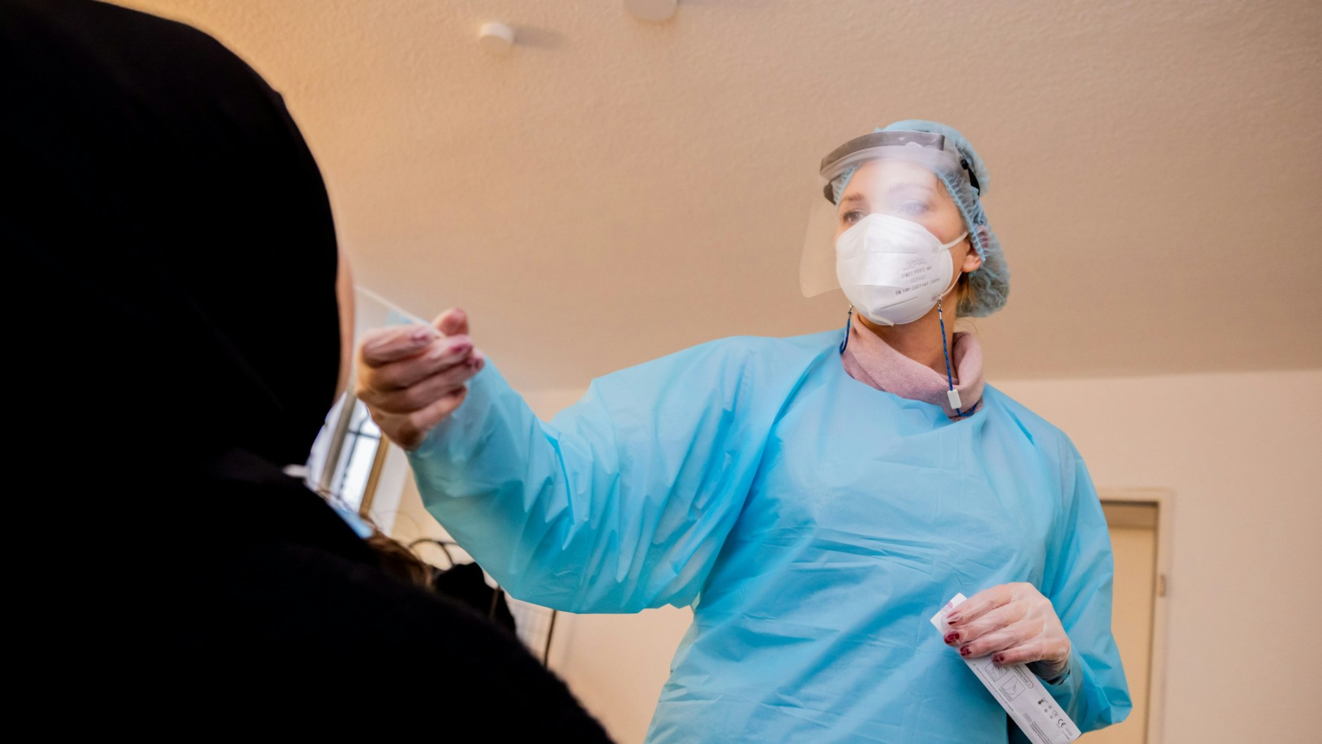 Eine Testpflicht gilt auch für körpernahe Dienstleistungen wie Friseurbetriebe und für kulturelle Einrichtungen wie Museen, Galerien und Gedenkstätten.