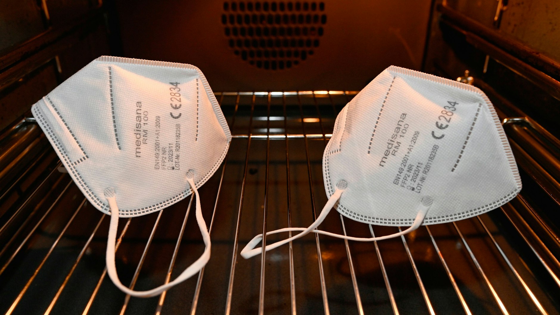 FFP2-Masken werden im Backofen bei 80 Grad Ober- und Unterhitze wiederaufbereitet.