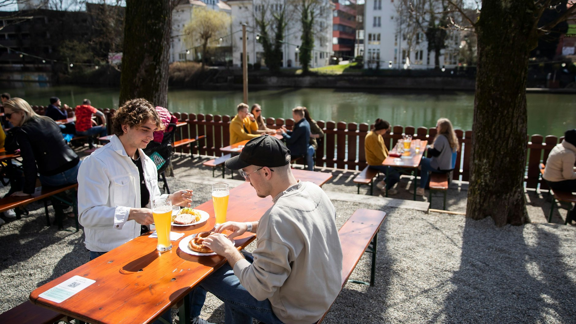 Essen im Außen- sowie im Innenbereich von Gaststätten (hier ein Biergarten in Tübingen) soll in Berlin im Bezirk Mitte im Rahmen eines Modellprojekts bald wieder möglich sein.