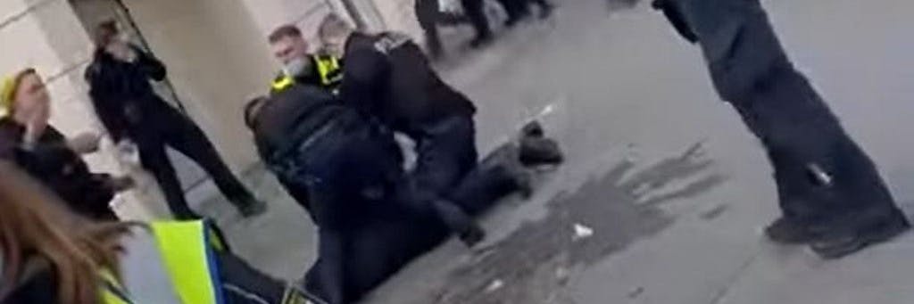 Anwohner Dieter W. wird von Einsatzkräften zu Boden gedrückt. Der Einsatz in der Hufelandstraße sorgt für Empörung.