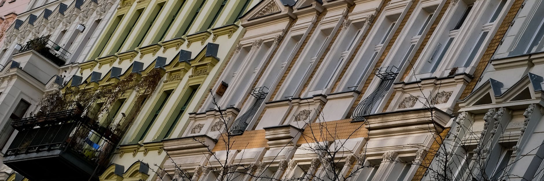 Die geltende Mietpreisbremse, dass Vermieter bis auf einige Ausnahmen beim Abschluss eines neuen Mietvertrags die ortsübliche Miete um maximal 10 Prozent überschreiten dürfen.