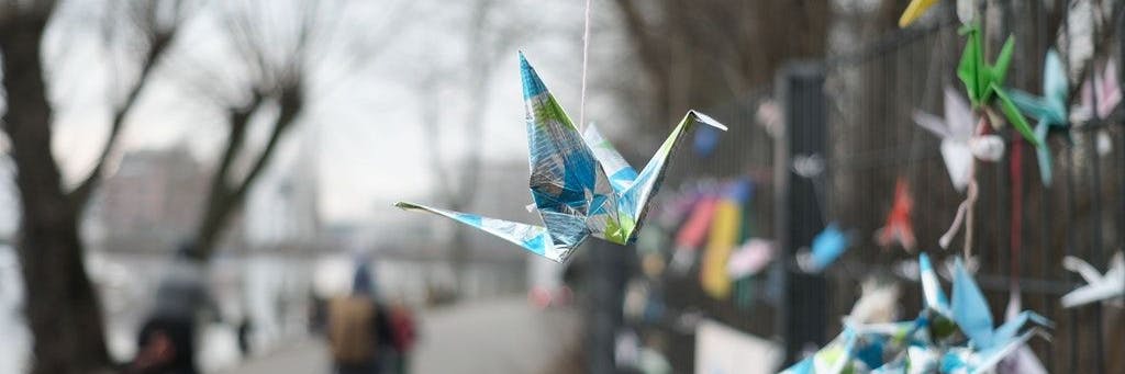 Erinnerung an Noelle: Kraniche aus Papier an der Rummelsburger Bucht.