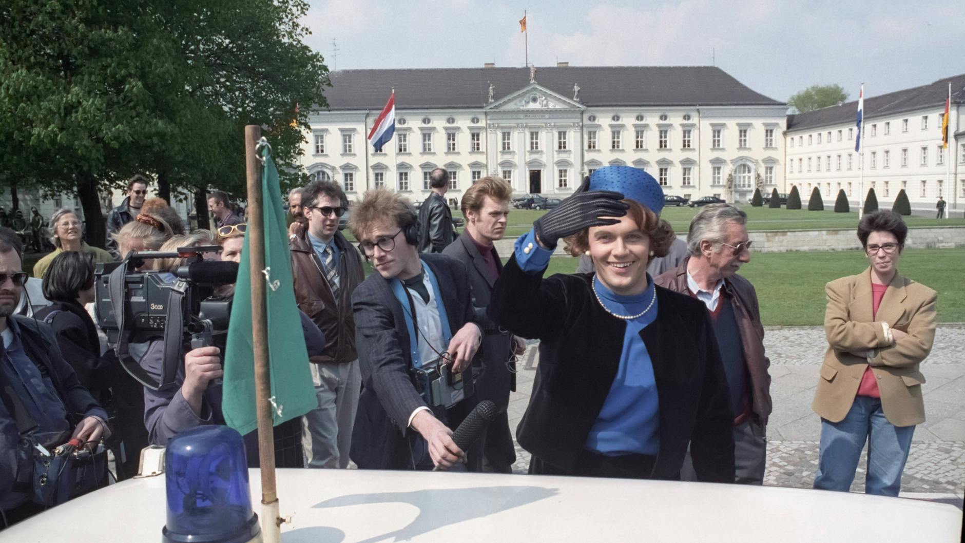 Hape Kerkeling im April 1994 als Königin Beatrix der Niederlande vor dem Schloss Bellevue in Berlin.