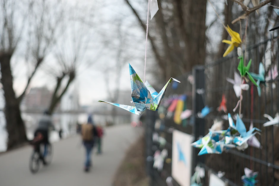 Erinnerung: Kraniche aus Papier an der Rummelsburger Bucht.