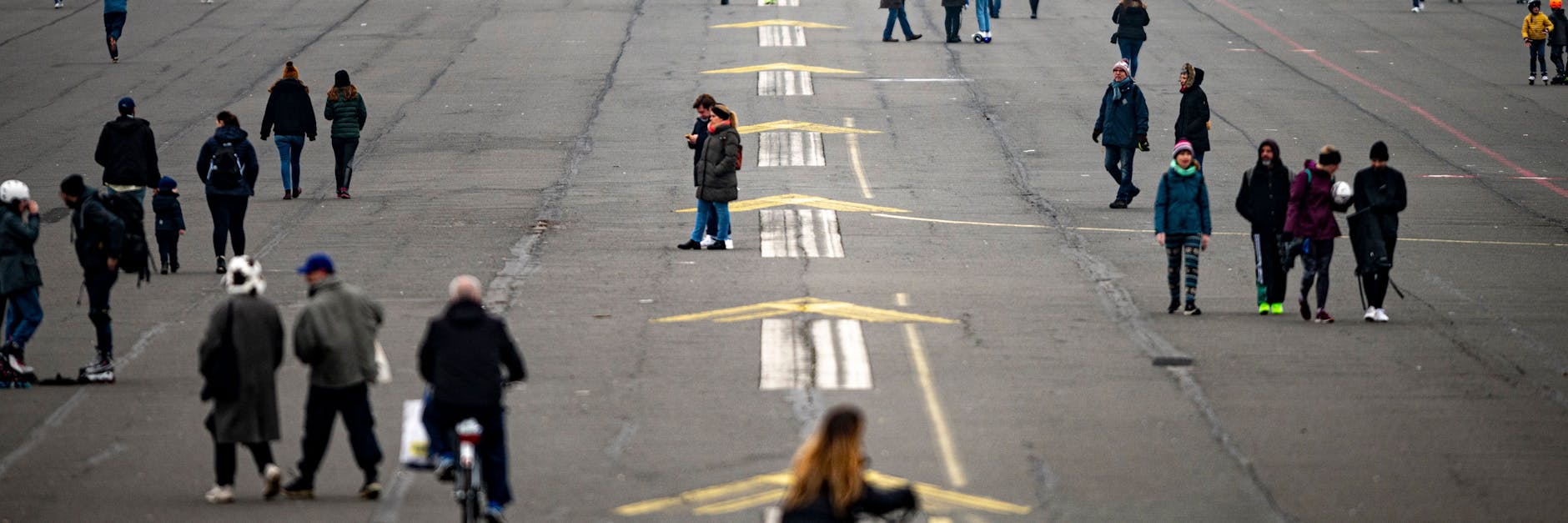 Menschen laufen bei kühlen Wetter über das Tempelhofer Feld (Symbolbild).