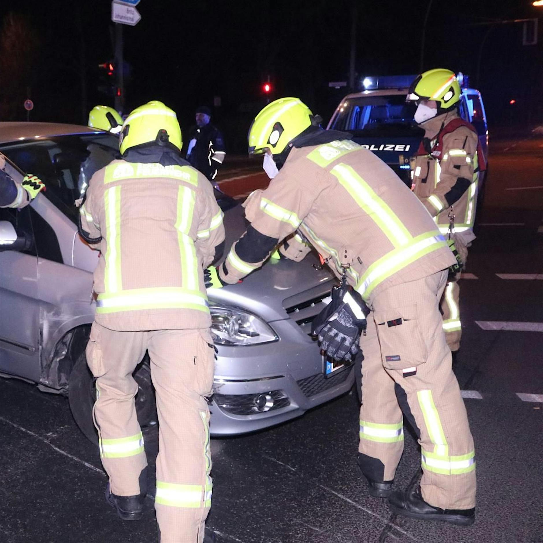 Betrunkener Autofahrer rammt in Berlin geparkte Autos