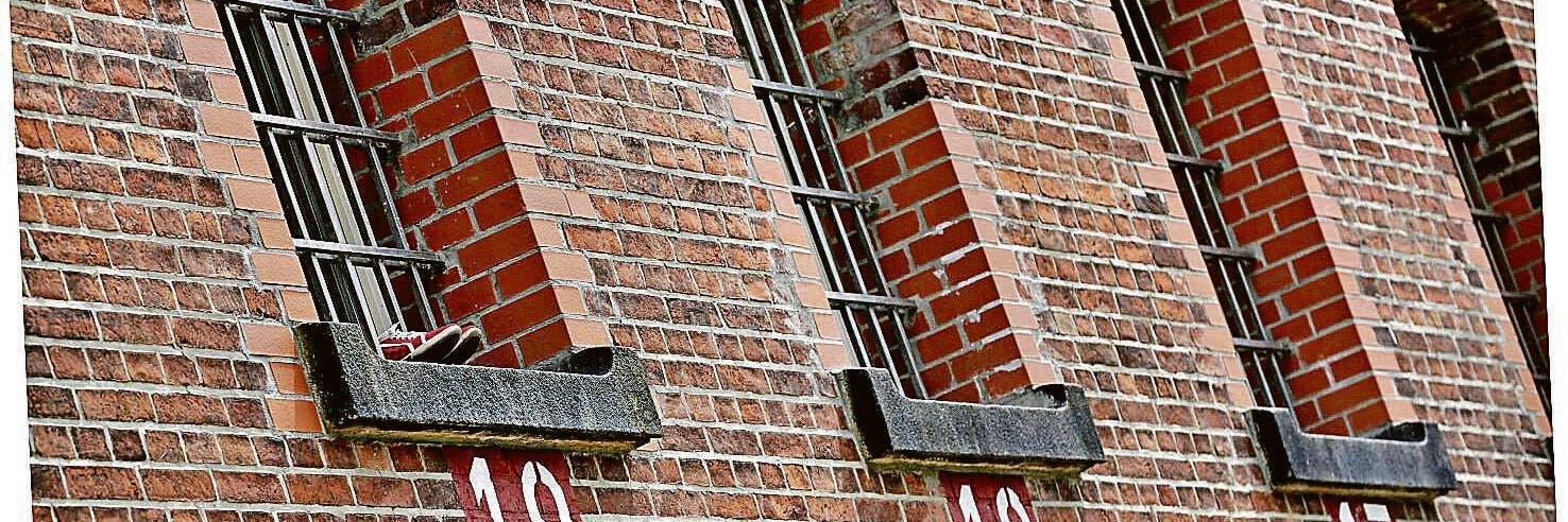 Die Fenster der Justizvollzugsanstalt Tegel.