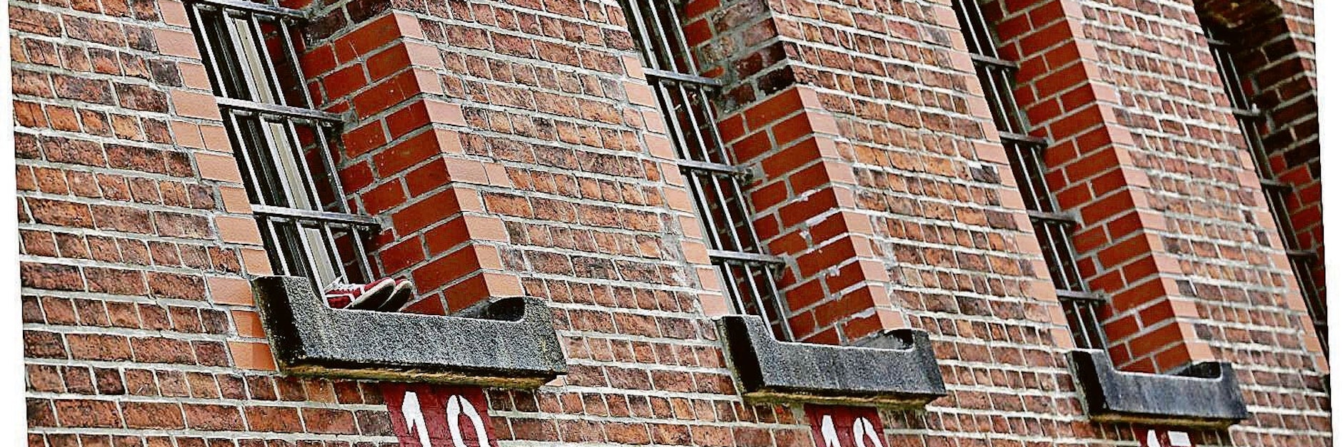 Die Fenster der Justizvollzugsanstalt Tegel.