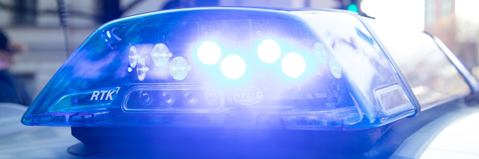 Polizeiwagen mit Blaulicht im Einsatz. (Symbolbild)