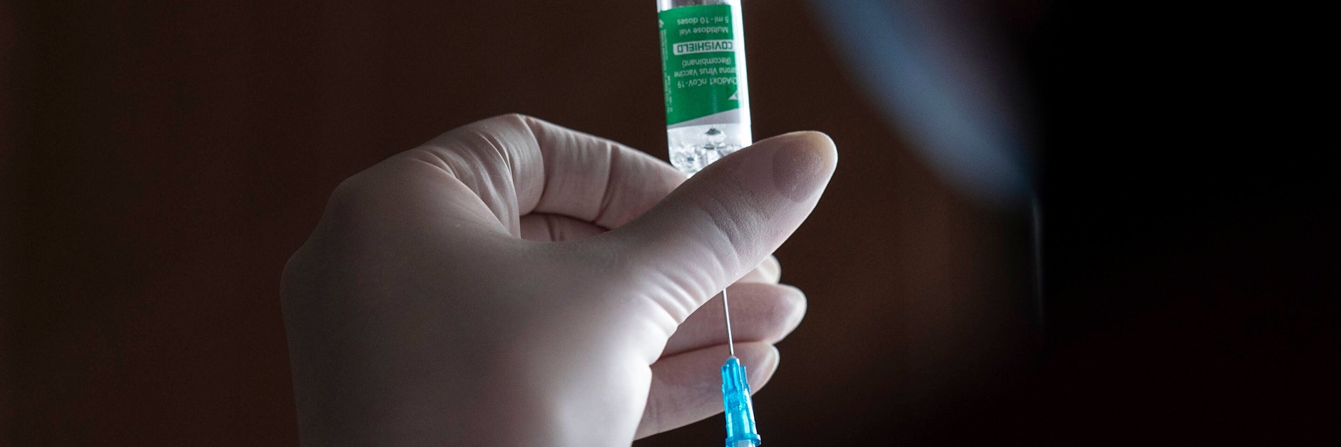 Astrazeneca-Impfstoff wird in Spritze gezogen.