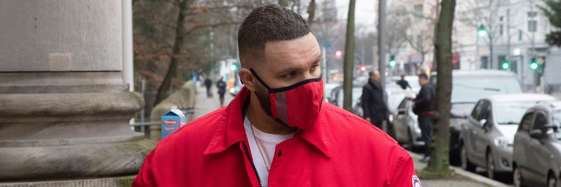 Fler vor dem Gericht.