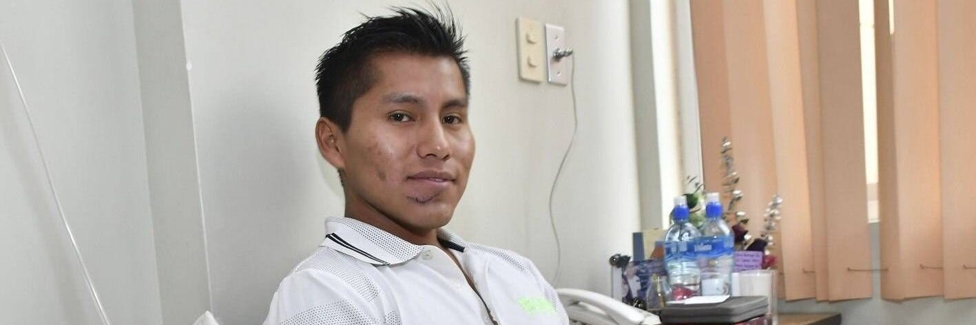 Erwin Tumiri im Jahr 2016 nach dem Flugzeugabsturz im Krankenhaus. 