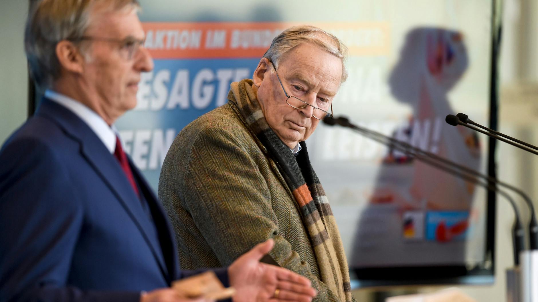 Alexander Gauland (rechts), Fraktionschef der AfD im Bundestag, und der AfD-Abgeordnete Bruno Hollnagel sprechen am Dienstag bei einer Pressekonferenz.