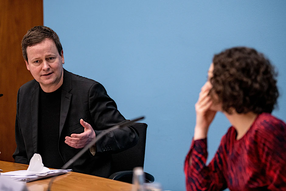 Auch die beiden stellvertretenden Bürgermeister Klaus Lederer (Linke) und Ramona Pop (Grüne) werden bei der Sondersitzung am Donnerstag dabei sein.