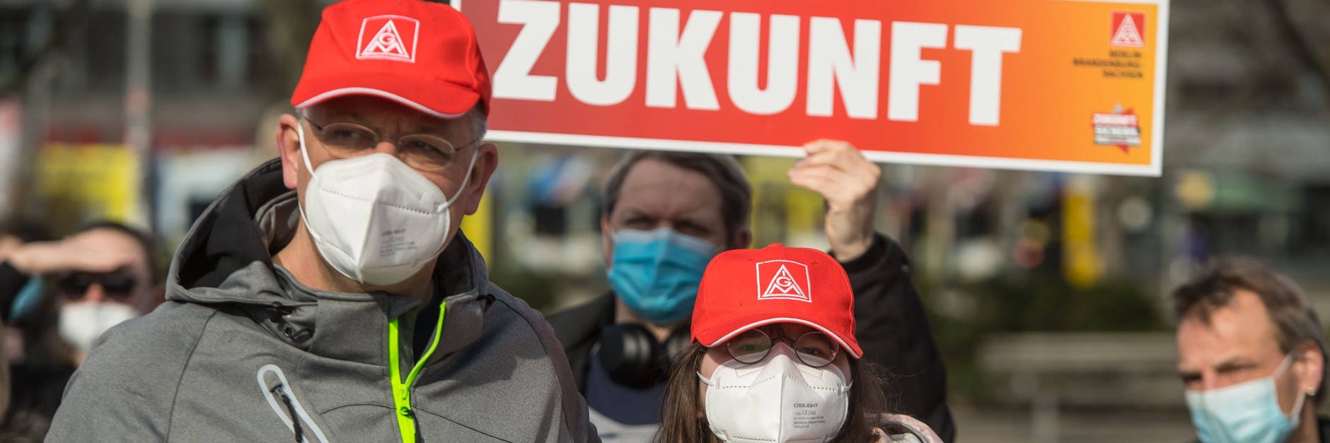 Kundgebung der Gewerkschaft IG Metall vor dem Roten Rathaus in Berlin-Mitte. 