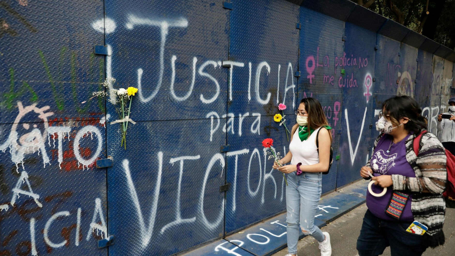 Zahlreiche Menschen trauern im mexikanischen Tulum um die getötete Victoria Salazar Arriaza.