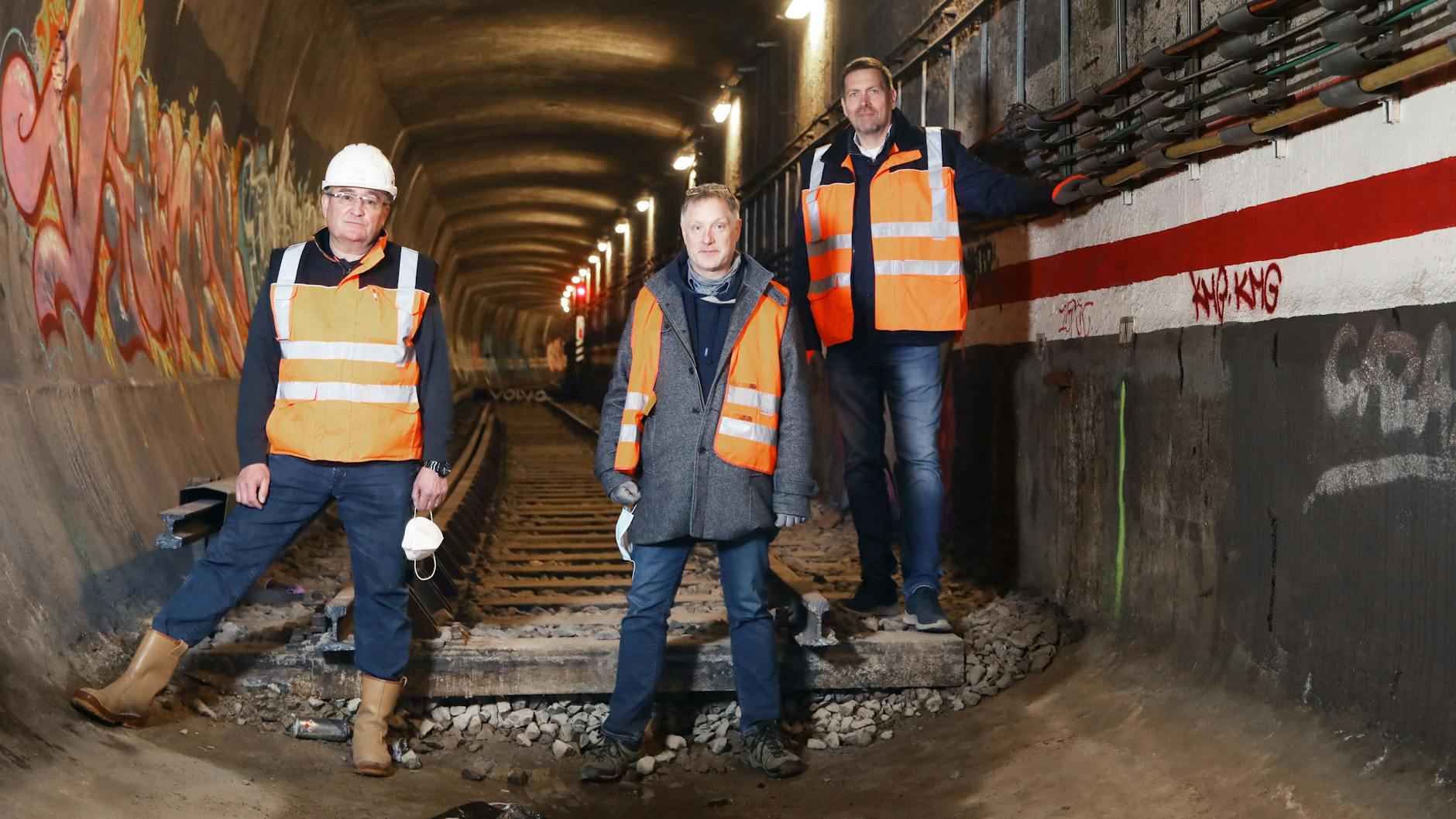 Unterwegs unter der Spree: Jörg Seegers (l.) ist Chef der BVG Projekt GmbH, die den Tunnel in diesem Bereich saniert. Maik Kopsch (r.) leitet das Projekt. Dominic Poncé von der BVG kennt das unterirdische Bauwerk gut.