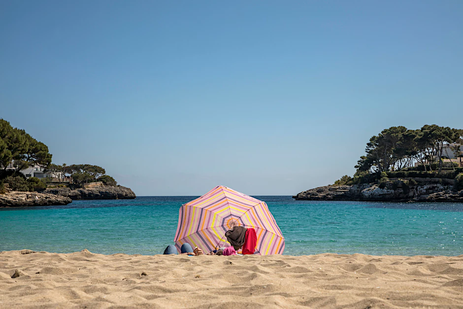 Einige deutsche Urlauber können auf Mallorca nicht am Strand liegen, sondern müssen in Quarantäne.