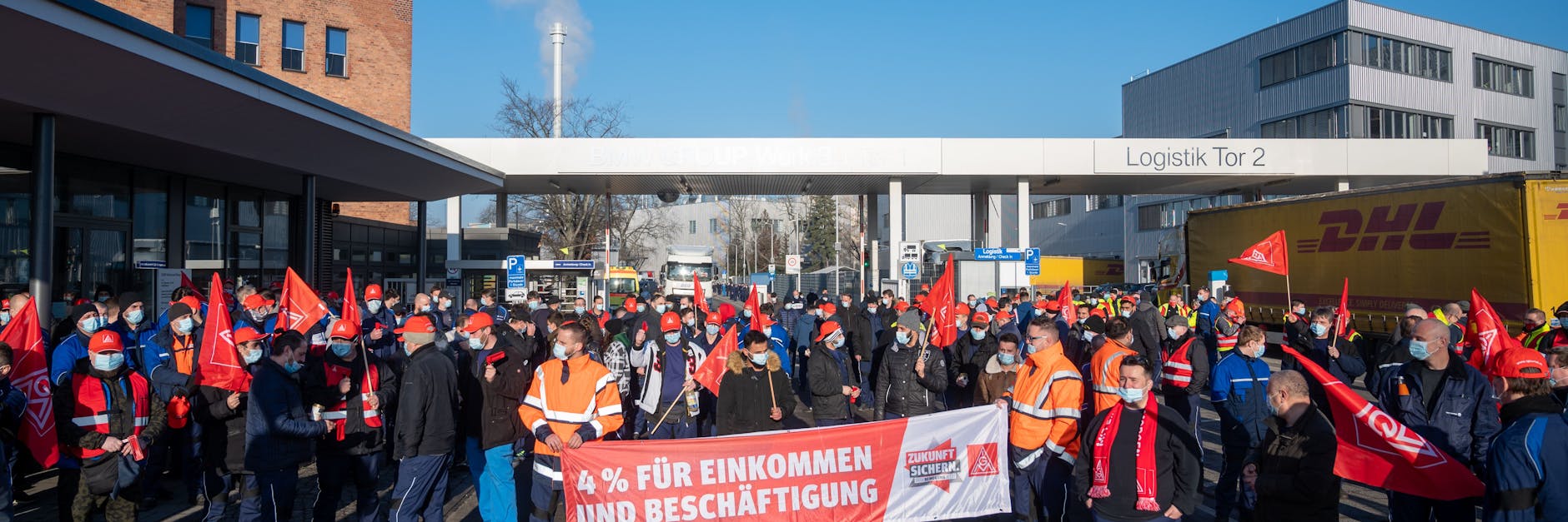Warnstreik bei BMW in Spandau. Die Mitarbeiter müssen auf einen Tarifabschluss in Berlin noch warten.