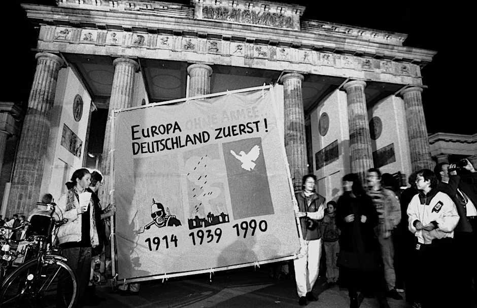 Berlin, 2. Oktober 1990, Feier zur Wiedervereinigung Deutschlands am Abend des 2. Oktober am Brandenburger Tor: „Europa ohne Armee – Deutschland zuerst!“