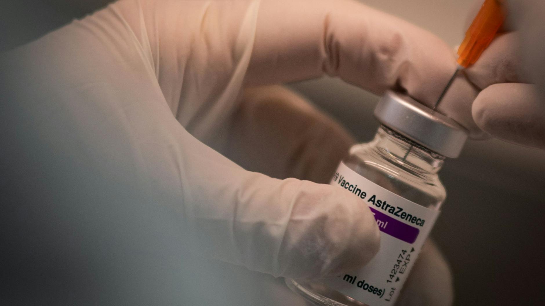 Vorbereitung für die Impfung mit dem Vakzin von Astrazeneca.