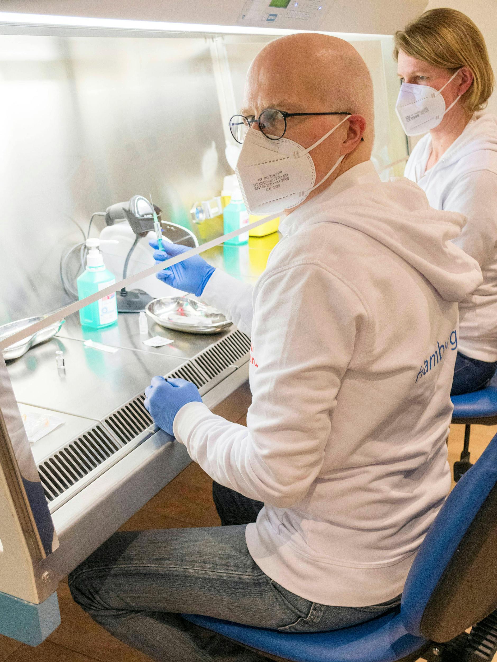 Peter Tschentscher, Erster Bürgermeister Hamburg, arbeitete kürzlich als gelernter Laborarzt in einer Schicht mit. Jetzt ist er im Home-Office. 