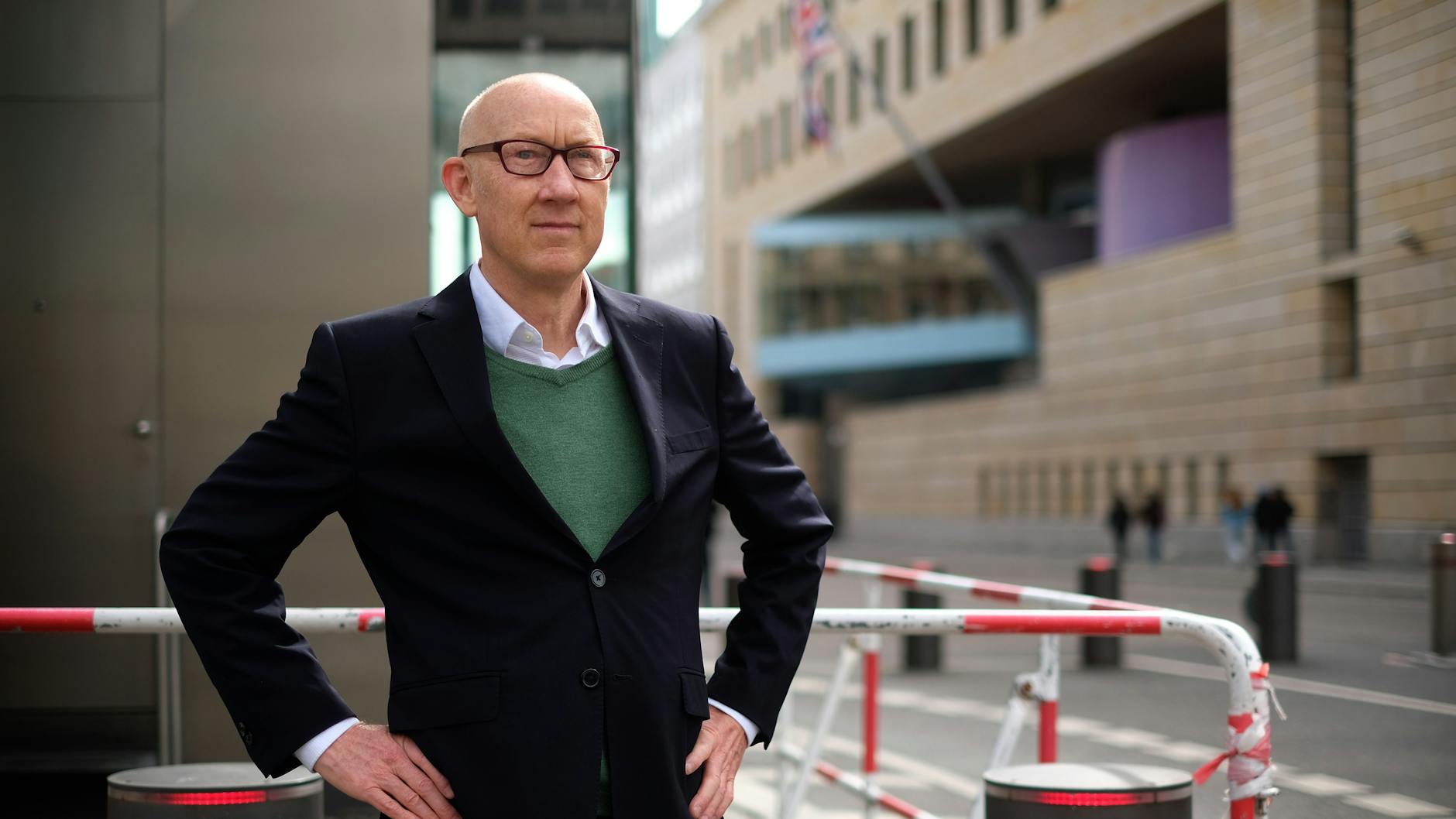 Jason Kirkpatrick wurde Opfer von Mark Kennedy, der die linke Szene Westeuropas ausspionierte. Im Hintergrund die Britische Botschaft.