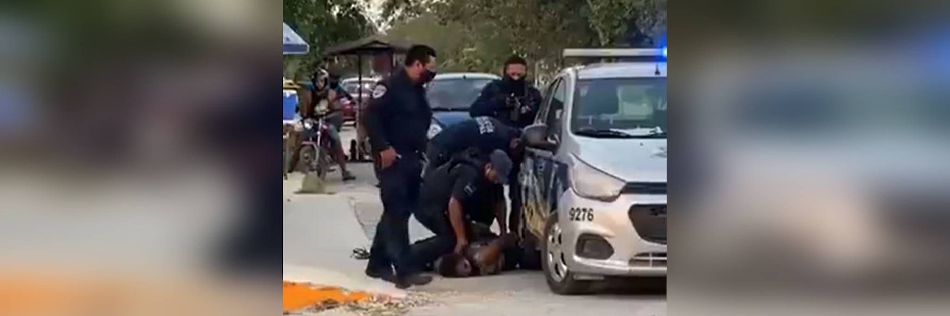 Victoria Salazar Arriza liegt vor einem Polizeiauto auf dem Boden. Zwei Polizisten drücken sie mit dem Knie zu Boden, zwei weitere lassen ihre Kollegen gewähren.