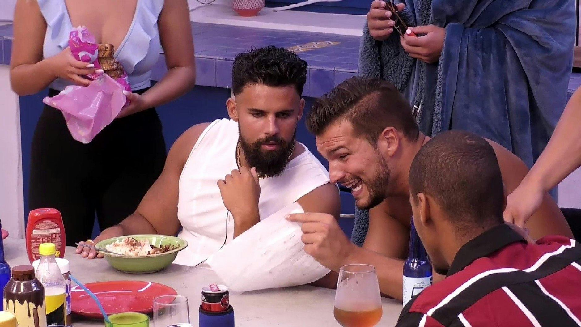 Marcel (l.) kam zurück in die Villa und stiftete Unruhe. Marko erklärte ihm nochmal, wer mit wem sitzen muss.