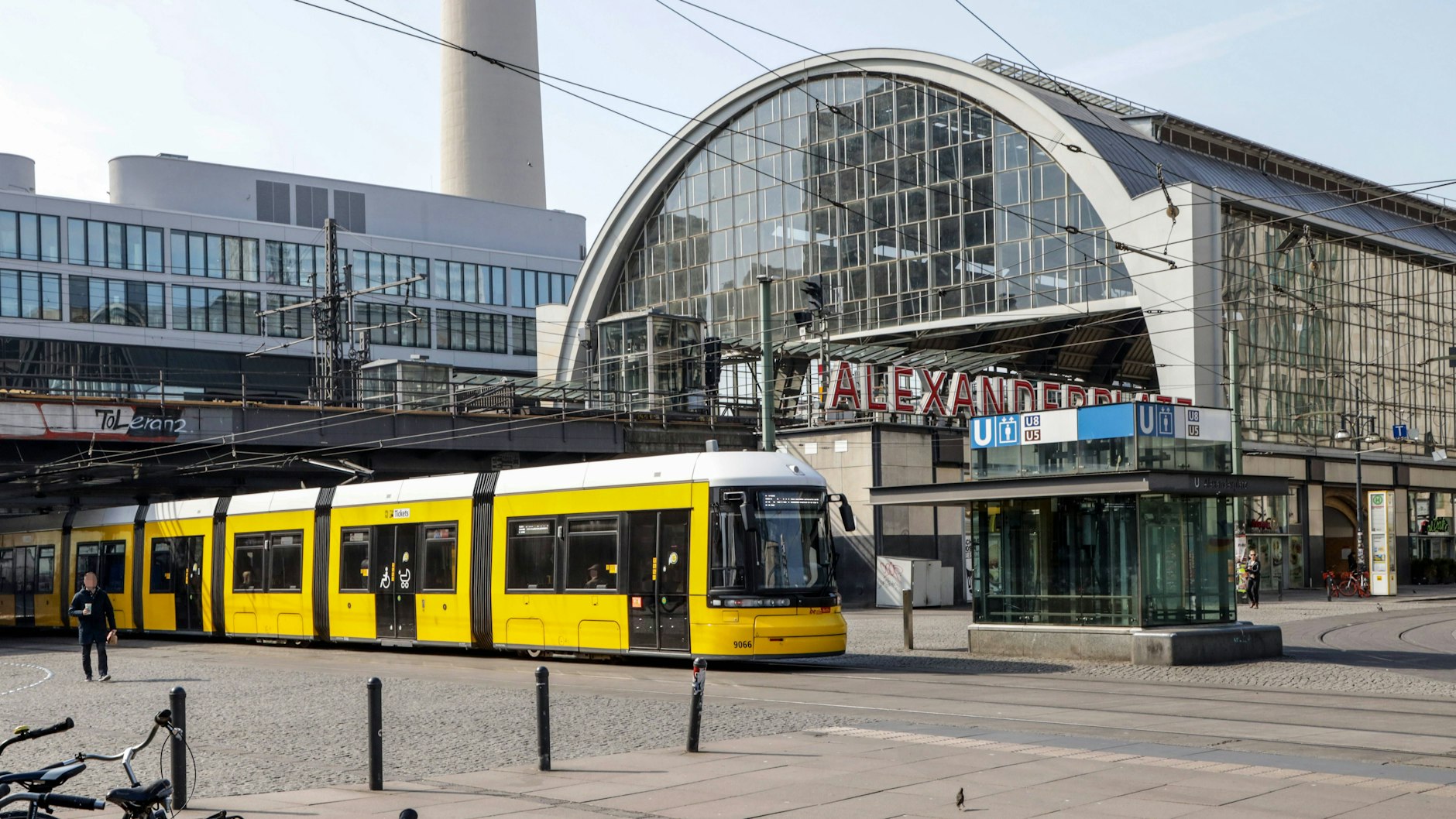 Eine Straßenbahn der BVG am Bahnhof Alexanderplatz. Künftig sollen die Züge aus Weißensee in Richtung Westen weiterfahren – über die Leipziger und Potsdamer Straße zum Kulturforum.
