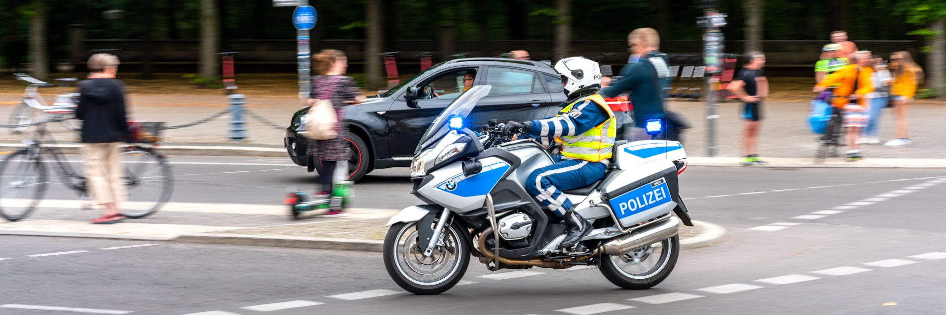 Eine Polizei-Motorradstreife in Berlin (Symbolbild).