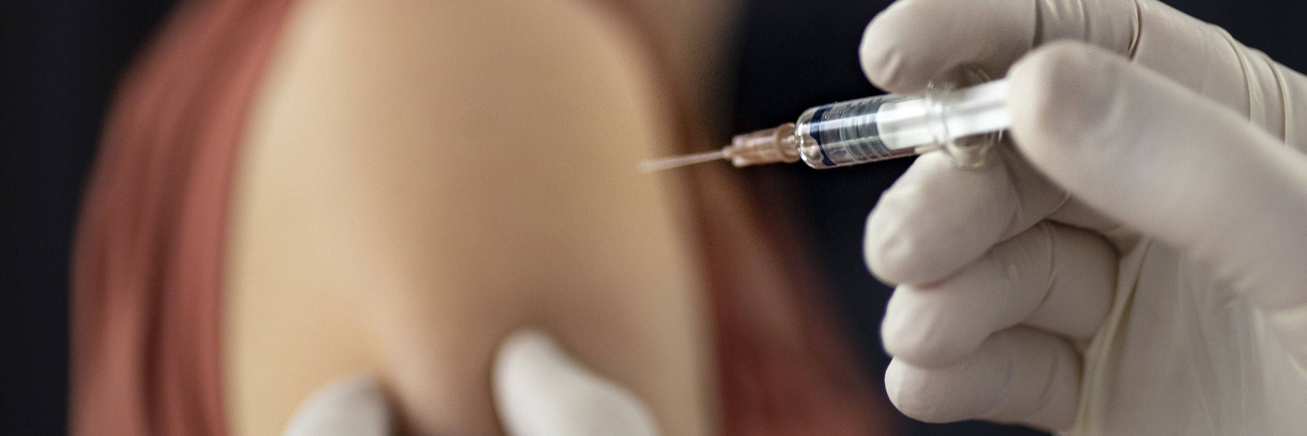 Nach Angaben der Hersteller schützt ihre Impfung Jugendliche zuverlässig vor einer Covid-19-Erkrankung.