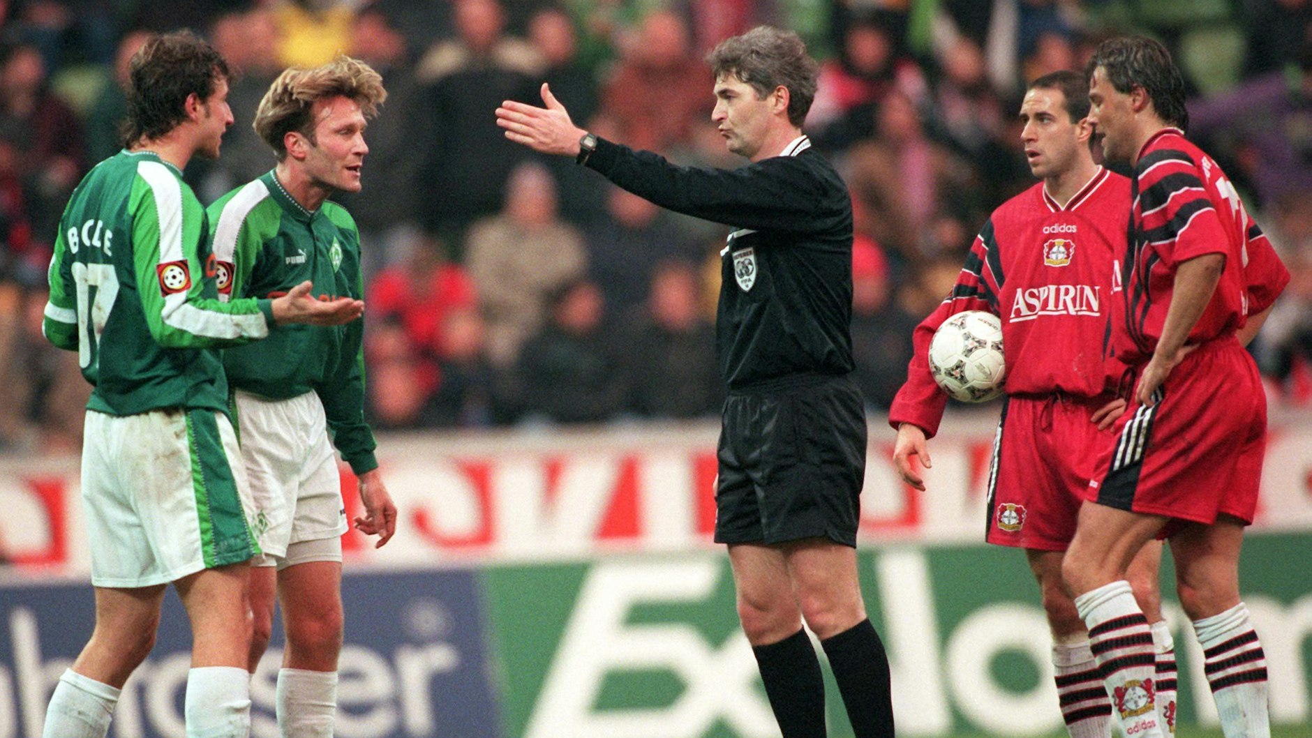 Der Berliner Schiedsrichter Lutz-Michael Fröhlich verlor im Spiel zwischen Bremen und Leverkusen die Übersicht.