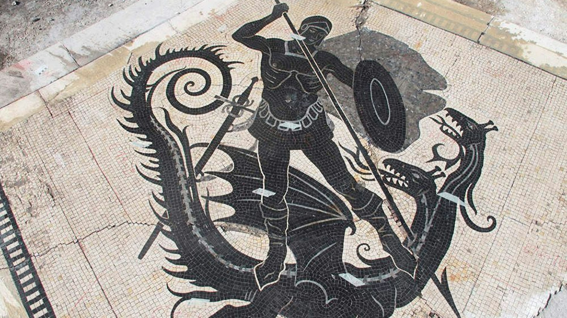 Drachentöter: Ausschnitt aus dem Bodenmosaik, das den Sockel des früheren Kaiser-Wilhelm-Nationaldenkmals zierte. Das Kunstwerk soll nicht wieder an seinen Platz zurückkehren.<br>