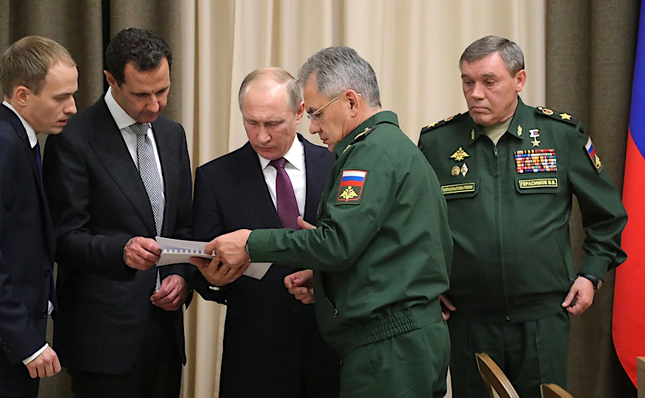 Syrisch-russisches Treffen in Sotschi 2017: Russlands Verteidigungsminister Sergei Shoigu (2.v.r.)  zeigt Baschar al-Assad  (2.v.l.) und Wladimir Putin ein Dokument.