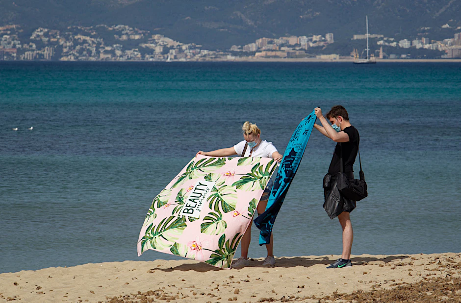 Touristen am Strand in Palma de Mallorca.