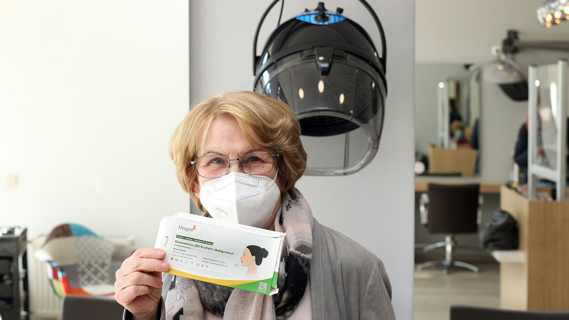 Karin Kulow bei ihrem Friseur: Ihr Termin musste nicht abgesagt werden, die Mitarbeiter des Geschäftes&nbsp; hatten sich einige Selbsttests für ungetestete Kunden besorgt.