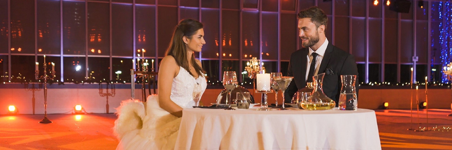 Michèle de Roos und Bachelor Niko Griesert beim Brautkleid-Date auf der Eisbahn.