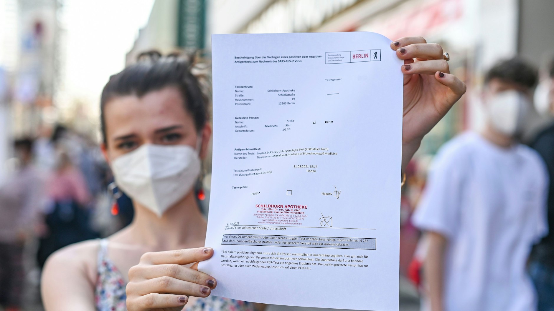 Stella hatte in einer Berliner Apotheke Glück, konnte sich vor dem Shoppen testen lassen.<br>