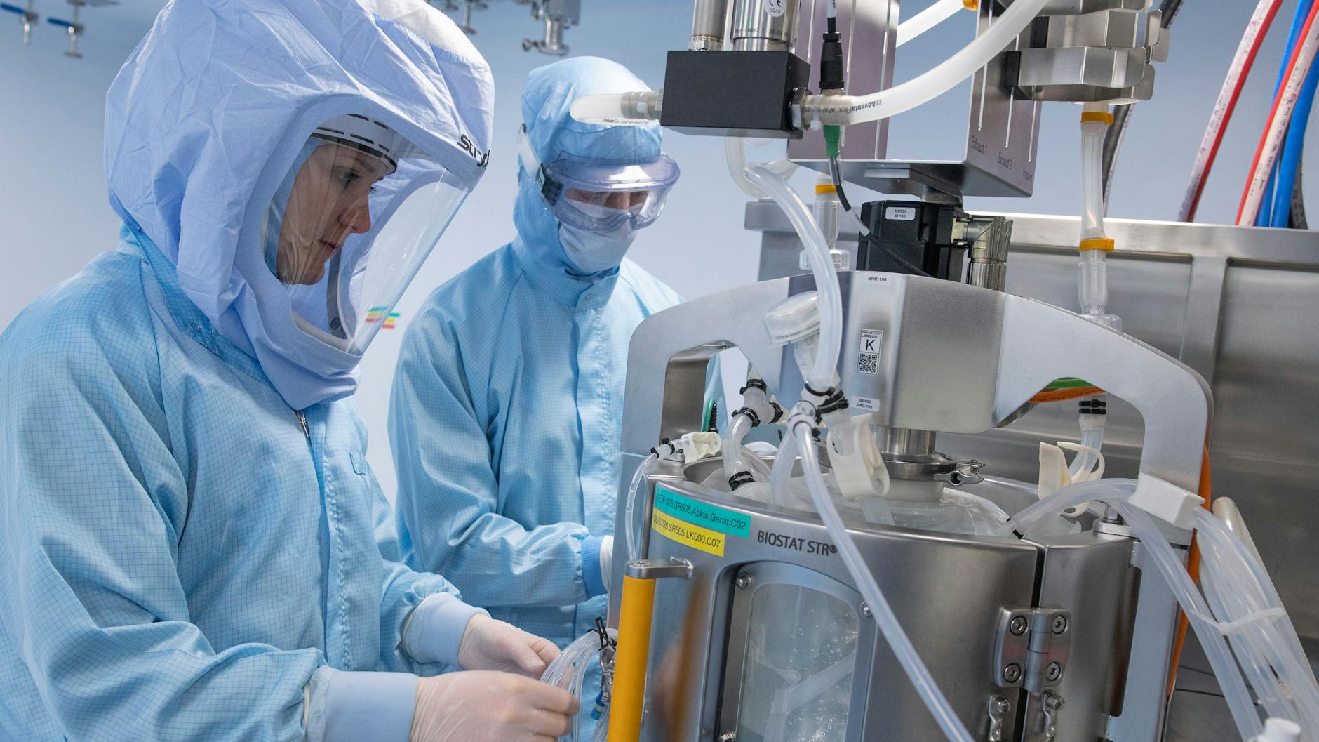 Die hohen Ansprüche an die Sauberkeit gelten schon bei der „Geburtsstunde“ des Impfstoffs: der Herstellung der mRNA in einem Bioreaktor.
