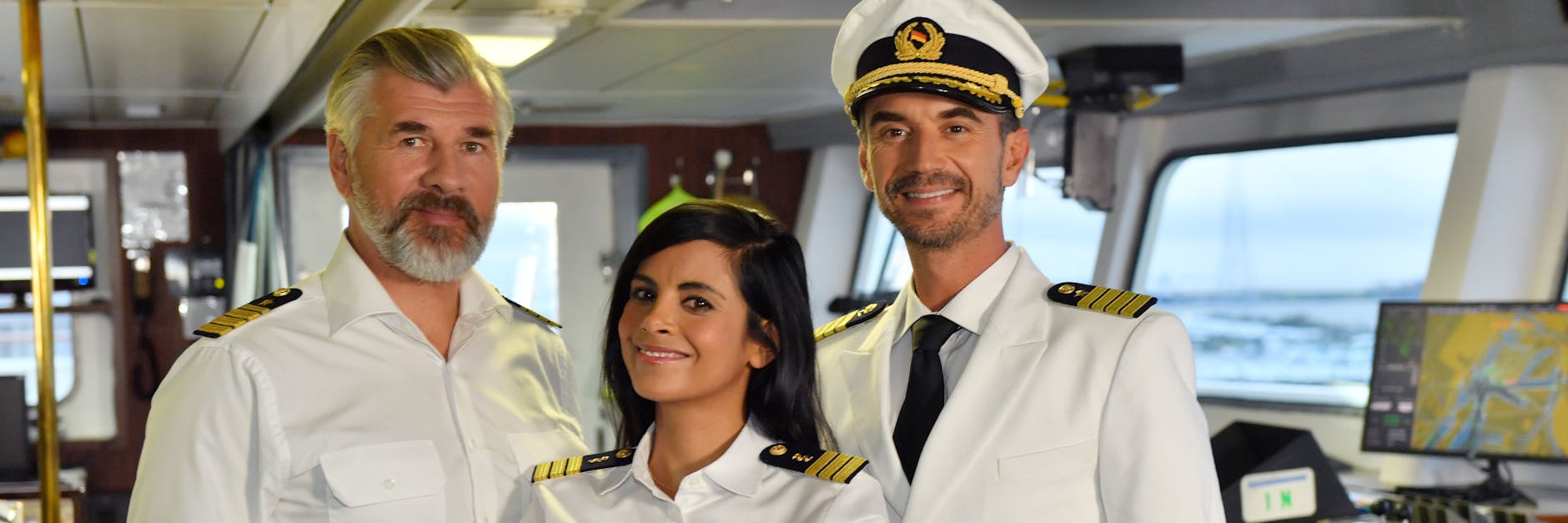 Mit Dr. Delgado (Collien Ulmen-Fernandes) bekommen Kapitän Max Parger (Florian Silbereisen, r.) und Staffkapitän Martin Grimm (Daniel Morgenroth) Verstärkung an Bord des TV-„Traumschiffs“.