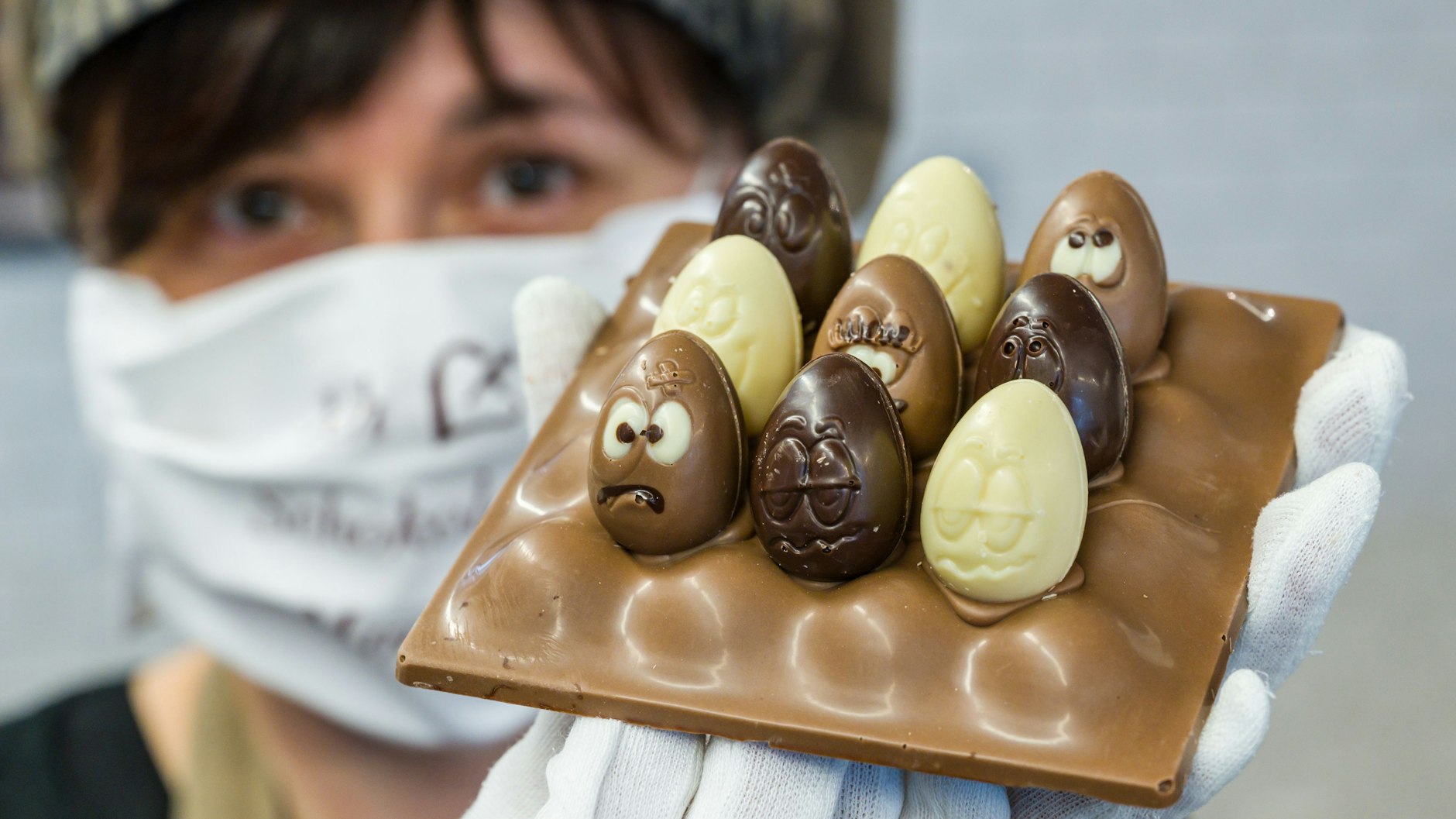 Evelyn Grothe, Mitarbeiterin der Confiserie Felicitas GmbH, zeigt kleine Schokoladen-Eier.