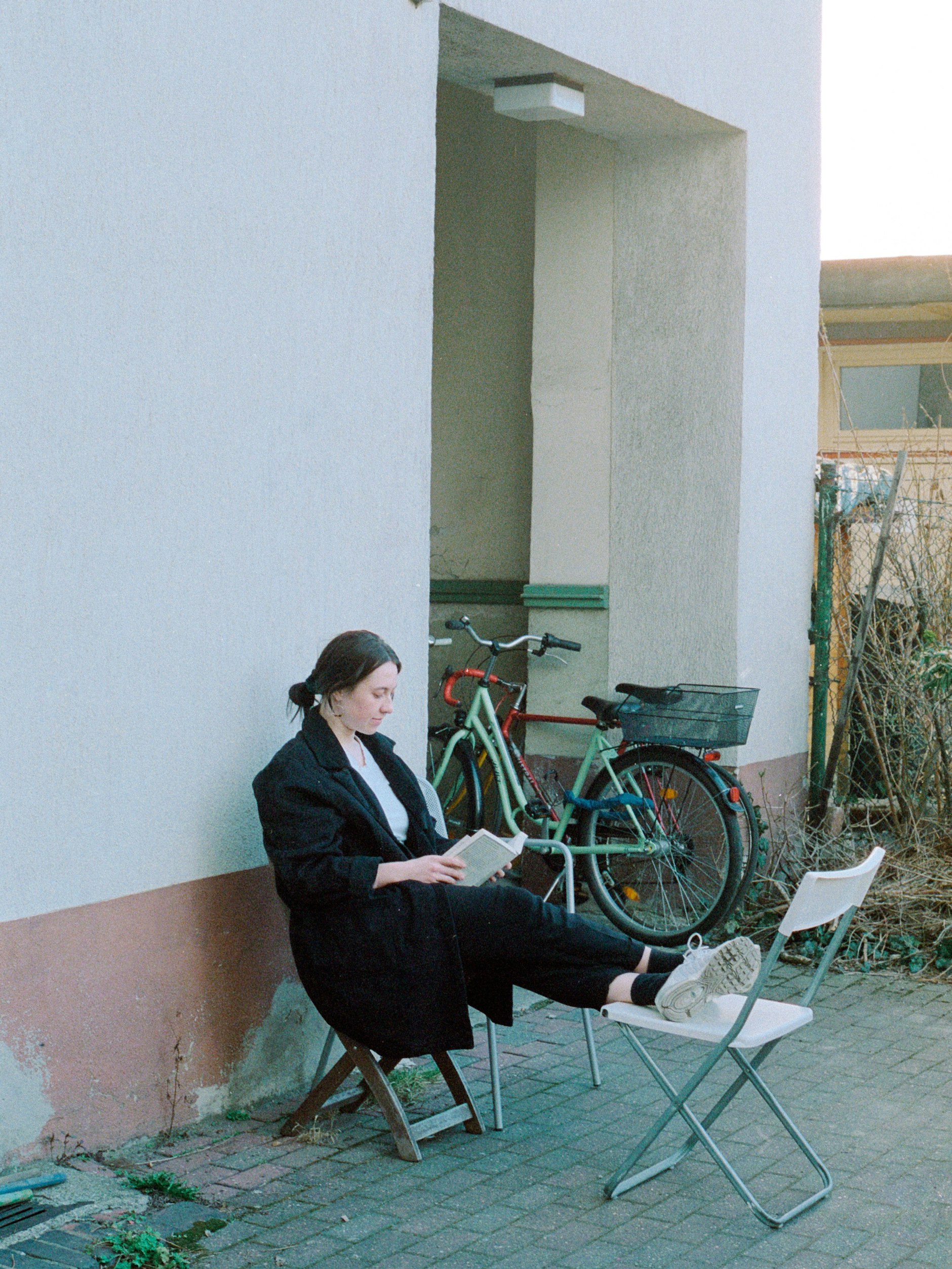 Im zweiten Hinterhof gibt es einen Garten und sonnige Plätze zum Lesen.