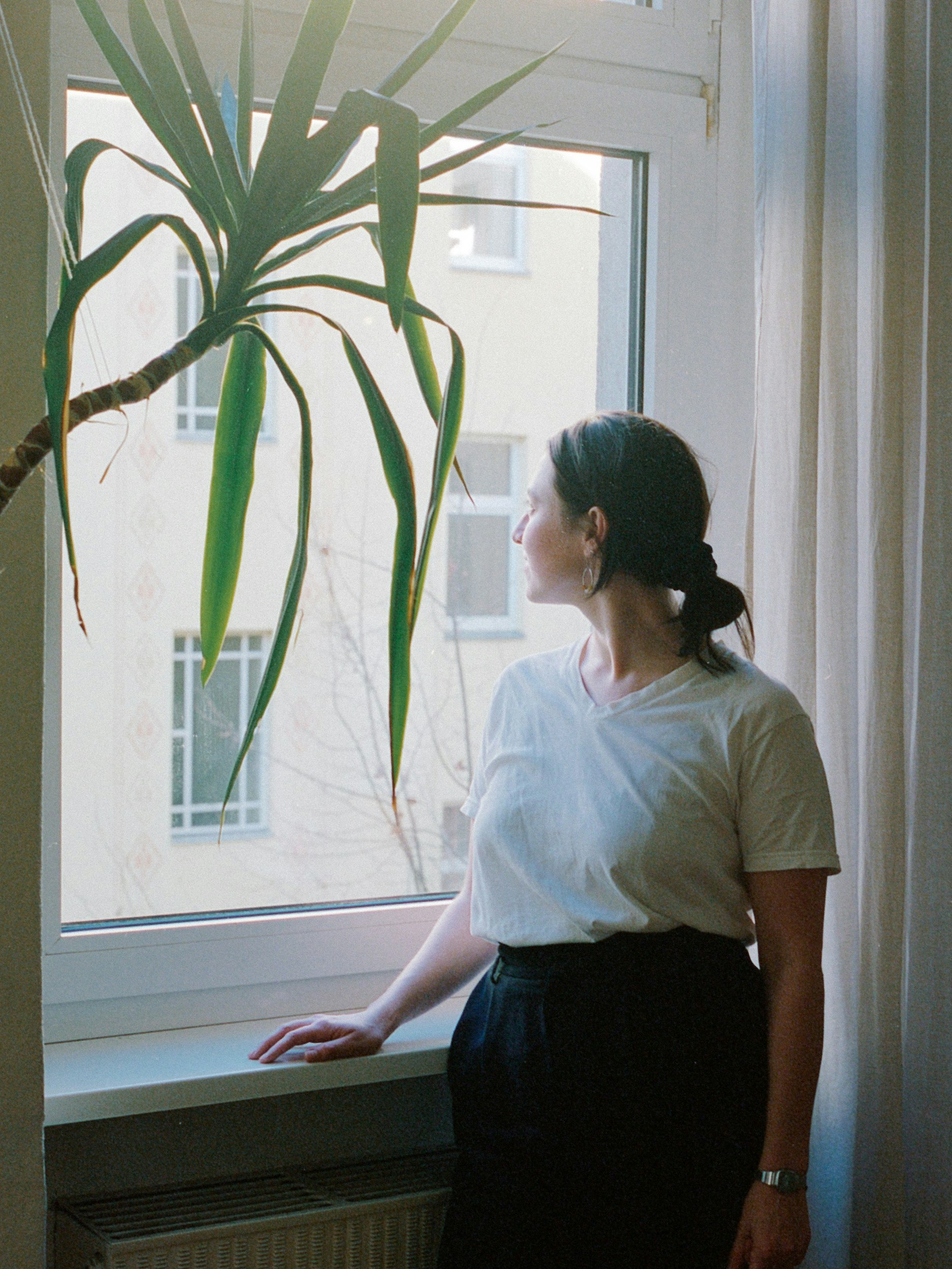 Die Wohnung zeigt in den Hinterhof. Die Lichtverhältnisse sind exzellent. Manchmal muss man aber den Müll ignorieren.