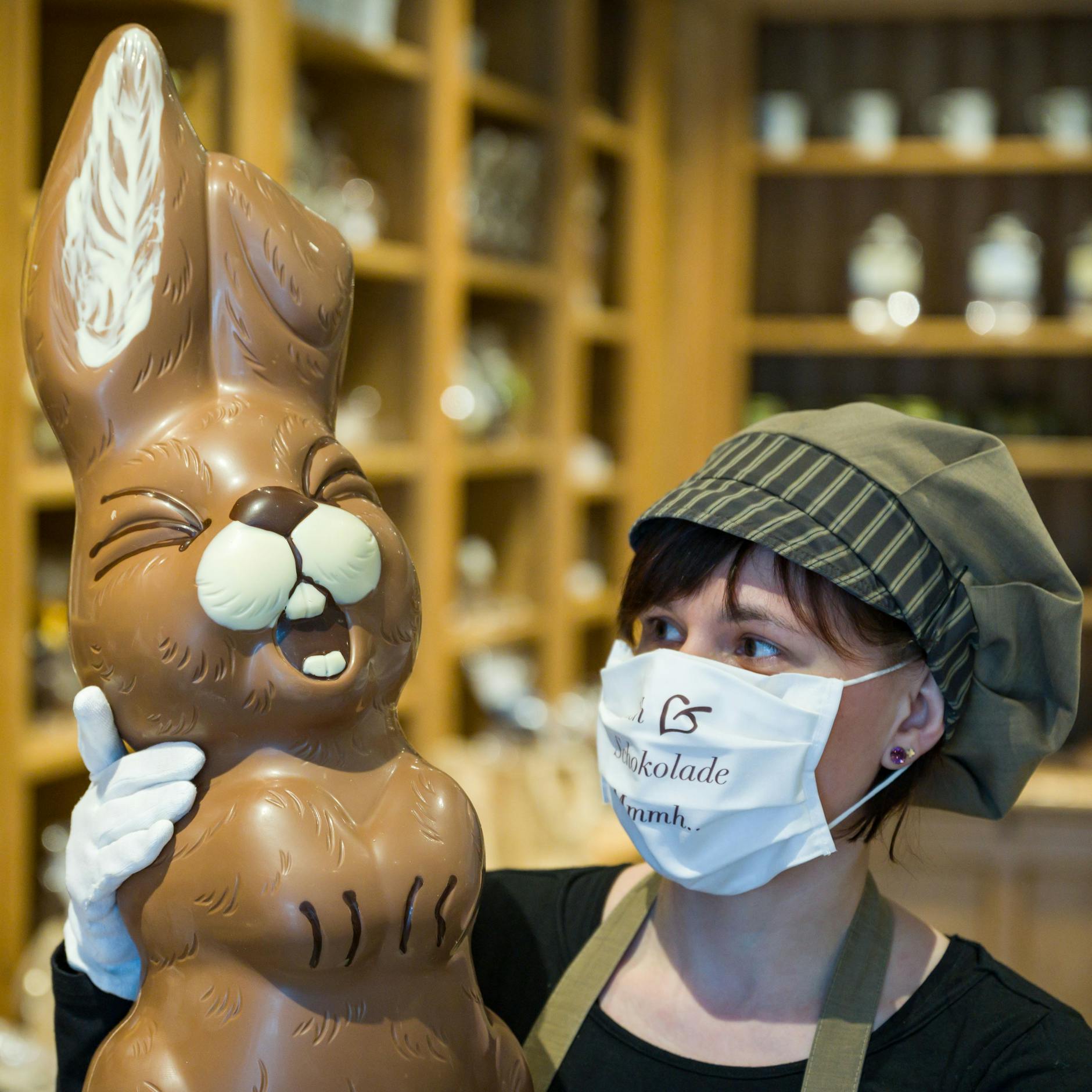 Auch dieser Riesen-Osterhase soll glücklich machen.