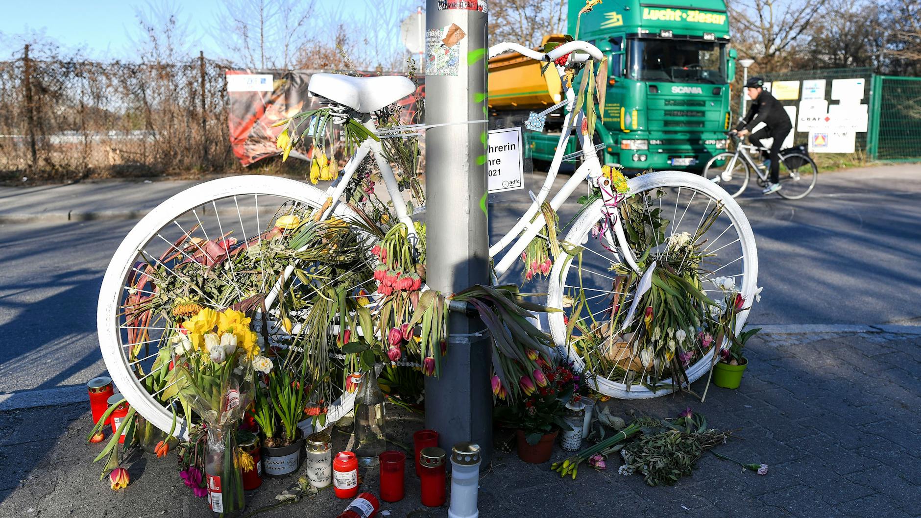 An der Einfahrt, die der grüne Lkw gerade verlässt, starb die 56-jährige Frau am 18. März.<br>