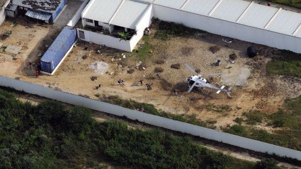 Ein Hubschrauber einer südafrikanischen Sicherheitsfirma nimmt in Palma Flüchtlinge auf.