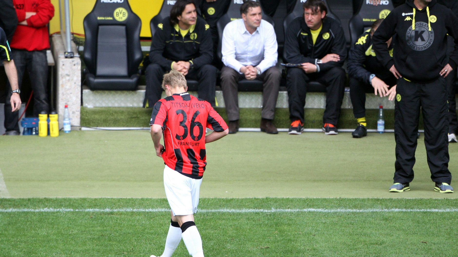 Der Frankfurter Marcel Titsch-Rivero war gerade 43 Sekunden auf dem Platz und musste dann schon wieder runter.