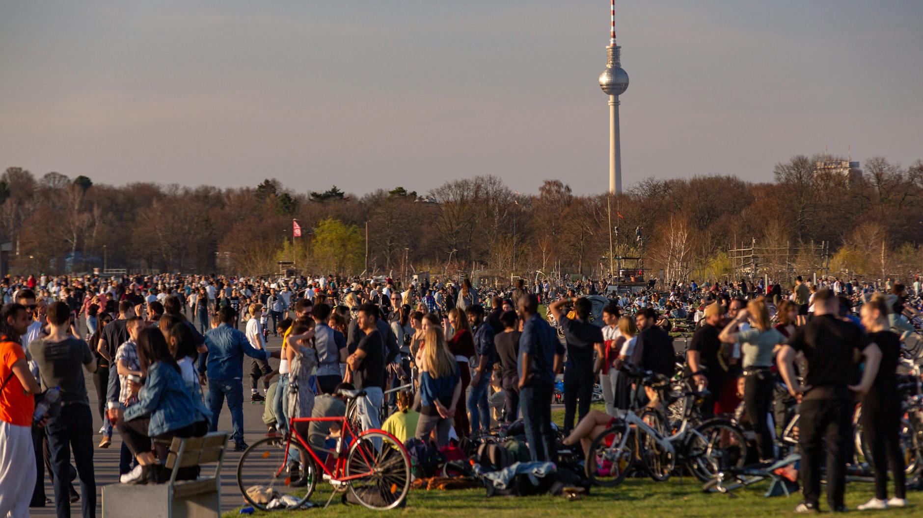 Das schöne Frühlingswetter in Berlin hat Hunderte Besucher auf das Tempelhofer Feld gelockt. 