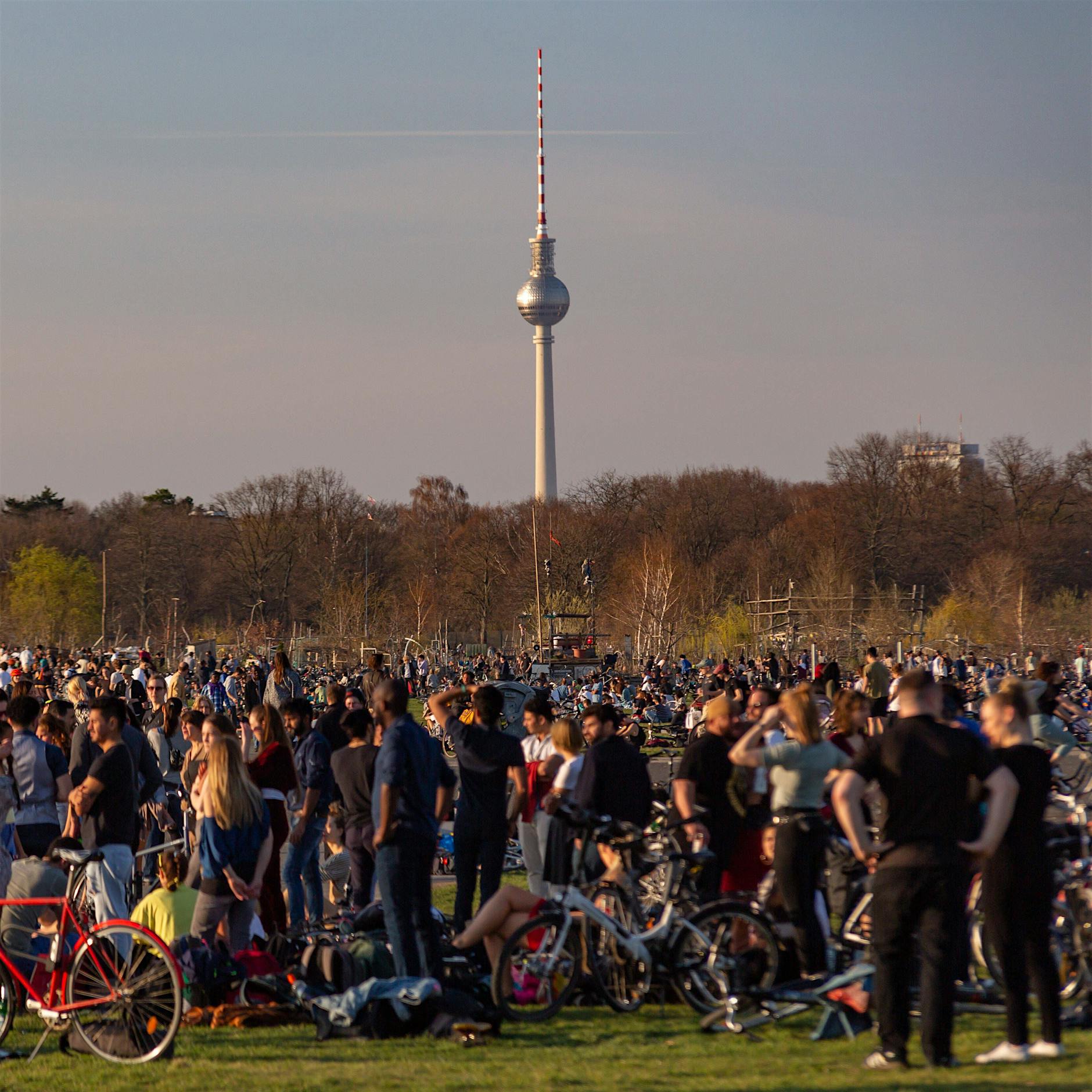 Ansammlung auf Tempelhofer Feld: Besucher greifen Polizisten an